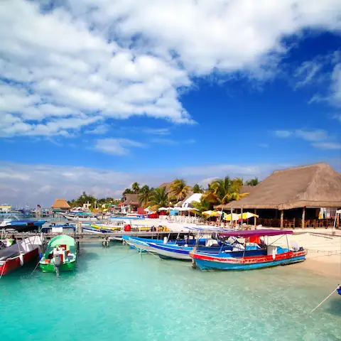 Lanchas en isla mujeres para realizar actividades acuaticas