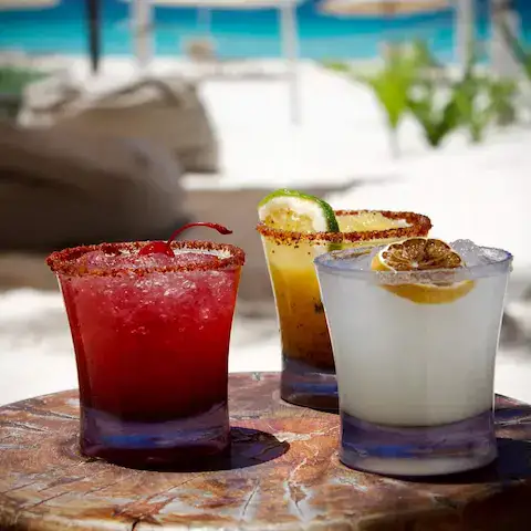 bebidas refrescantes en el club de playa xalmar
