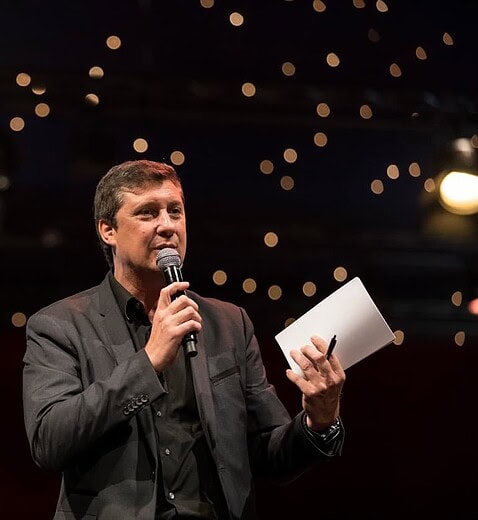 Yann Fernandez animateur-journaliste corporate 30 ans expérience TV radio territoire national