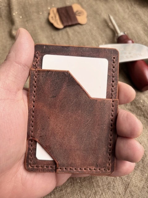 porte cartes en cuir italien marron vieilli - fait main - fabriqué en France - Brocard Leather Goods