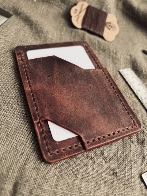porte cartes en cuir italien marron vieilli - fait main - fabriqué en France - Brocard Leather Goods