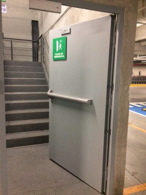 Puerta salida de emergencia Vía Vallejo