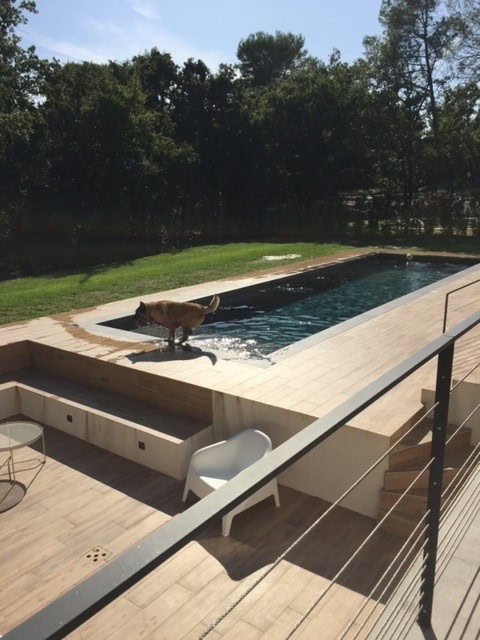 La piscine avec plage en bois