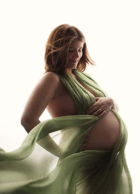 Lykt gravidfoto, gravide kvinne, kunstnerisk gravidfotografering, mager gravid kvinne, vakker graviditet, fotostudio gravidfoto, gravidfotografering Norge, kreativ gravidfotografering, profesjonell gravidfoto, naturlig graviditet, unik graviditetsfotografering, #gravidfoto.