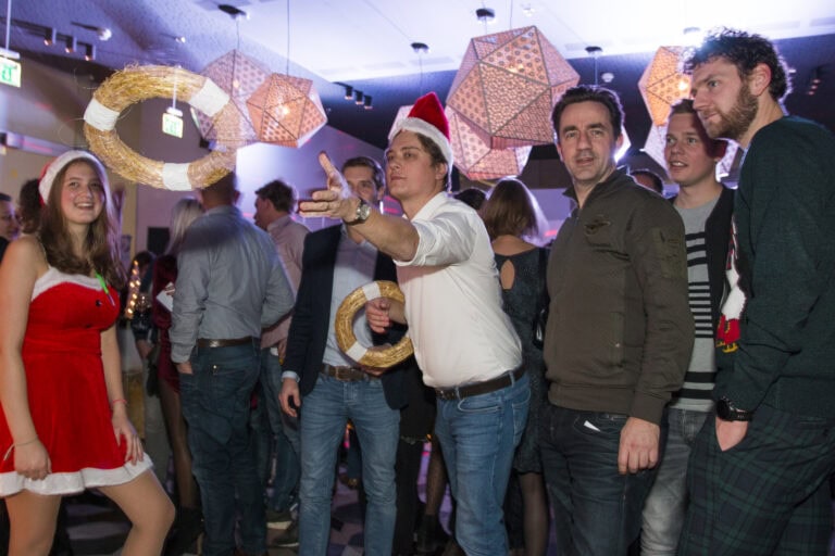 Kranswerpen met kerstmutsen