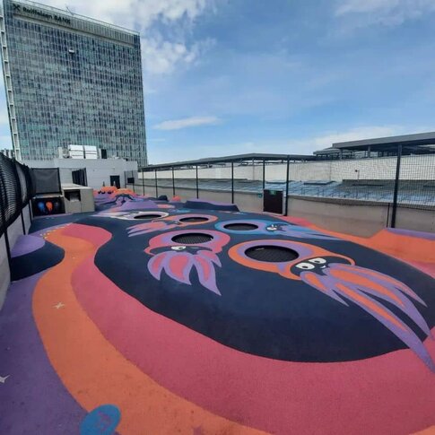 Kam s dětmi v Praze? Veřejně dostupné trampolíny v Praze, dětská hřiště s trampolínou.
