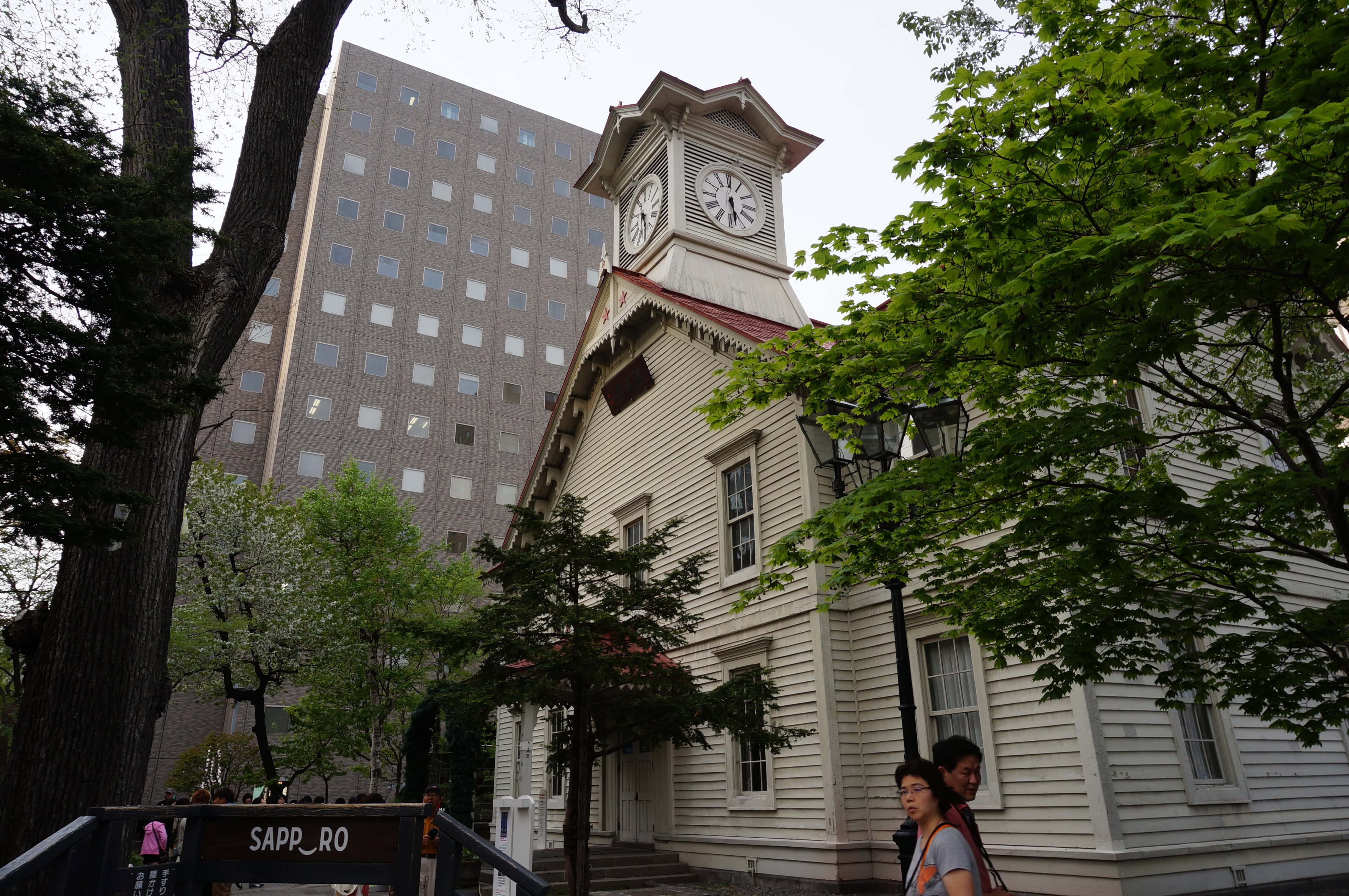 札幌時計台の正面外観と来園者