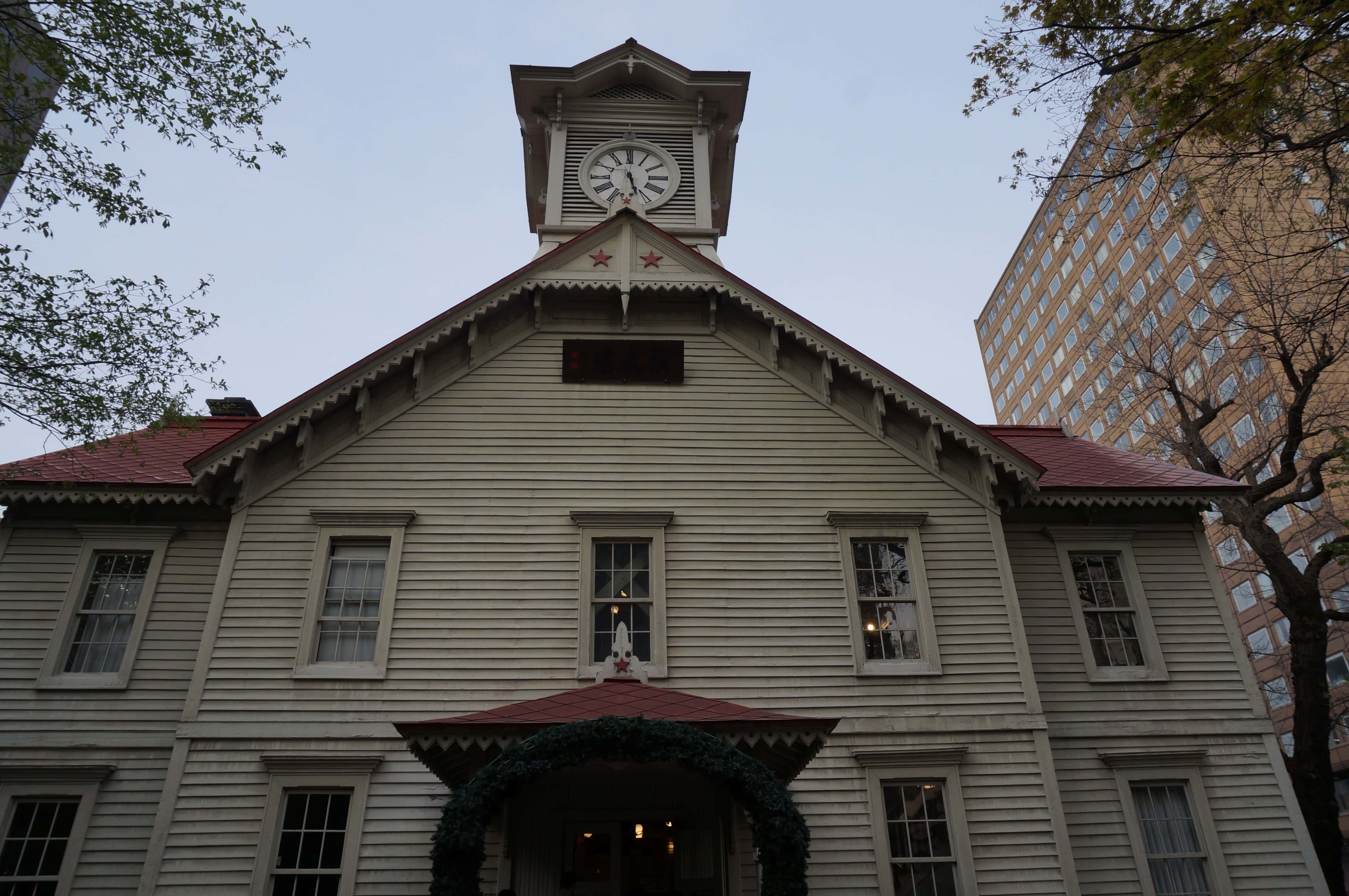 札幌時計台の正面外観仰角