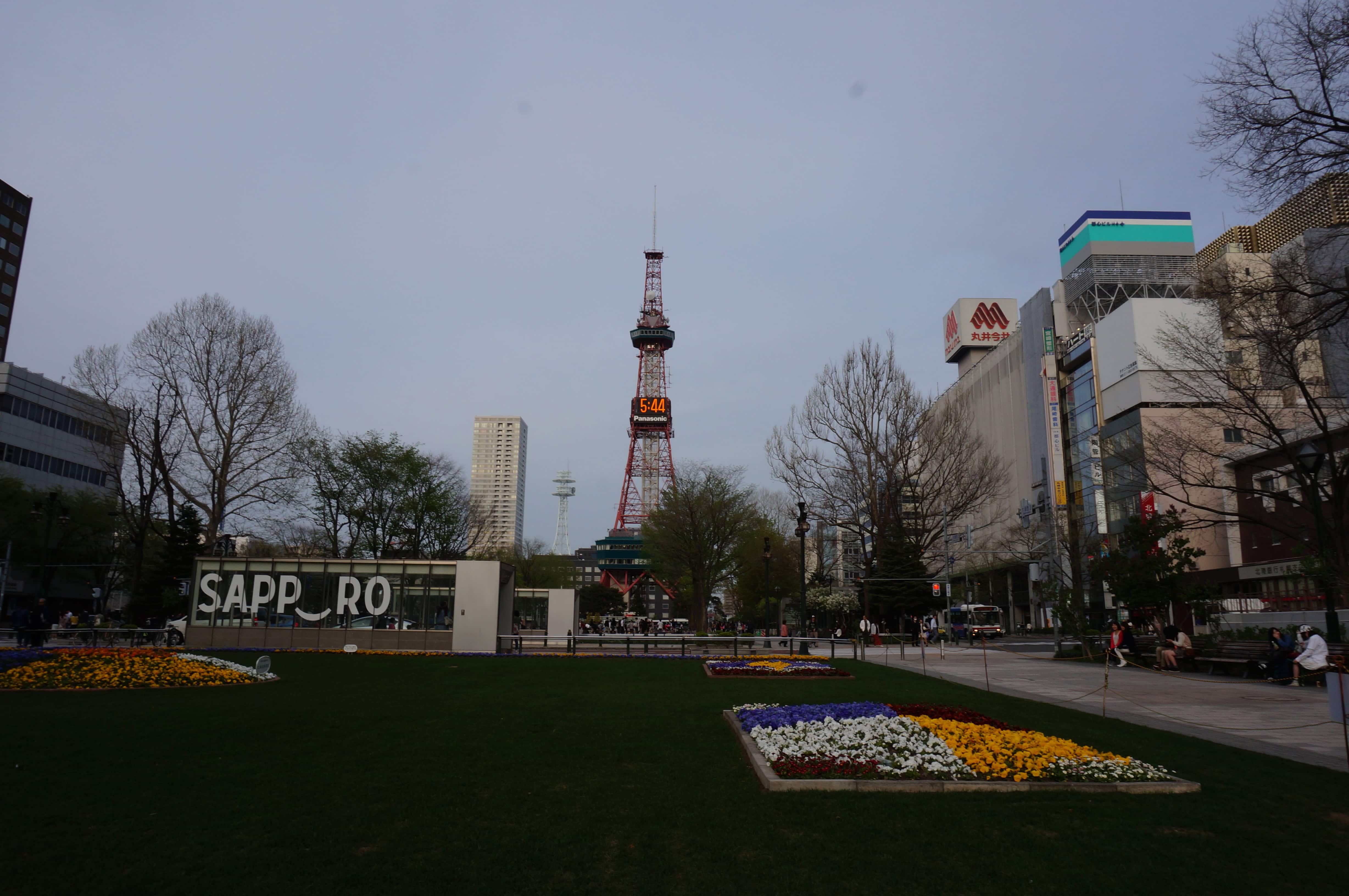 大通公園のSAPPROサインとさっぽろテレビ塔
