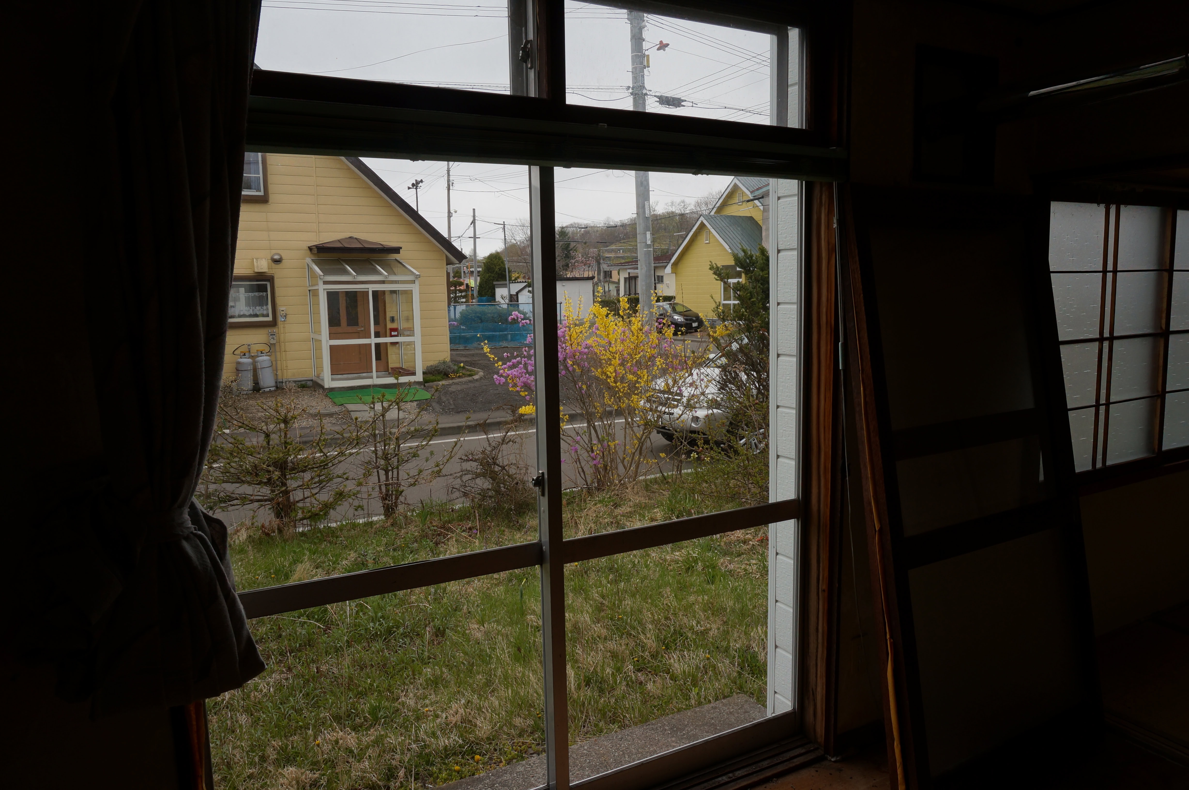 別荘の窓から見える隣家