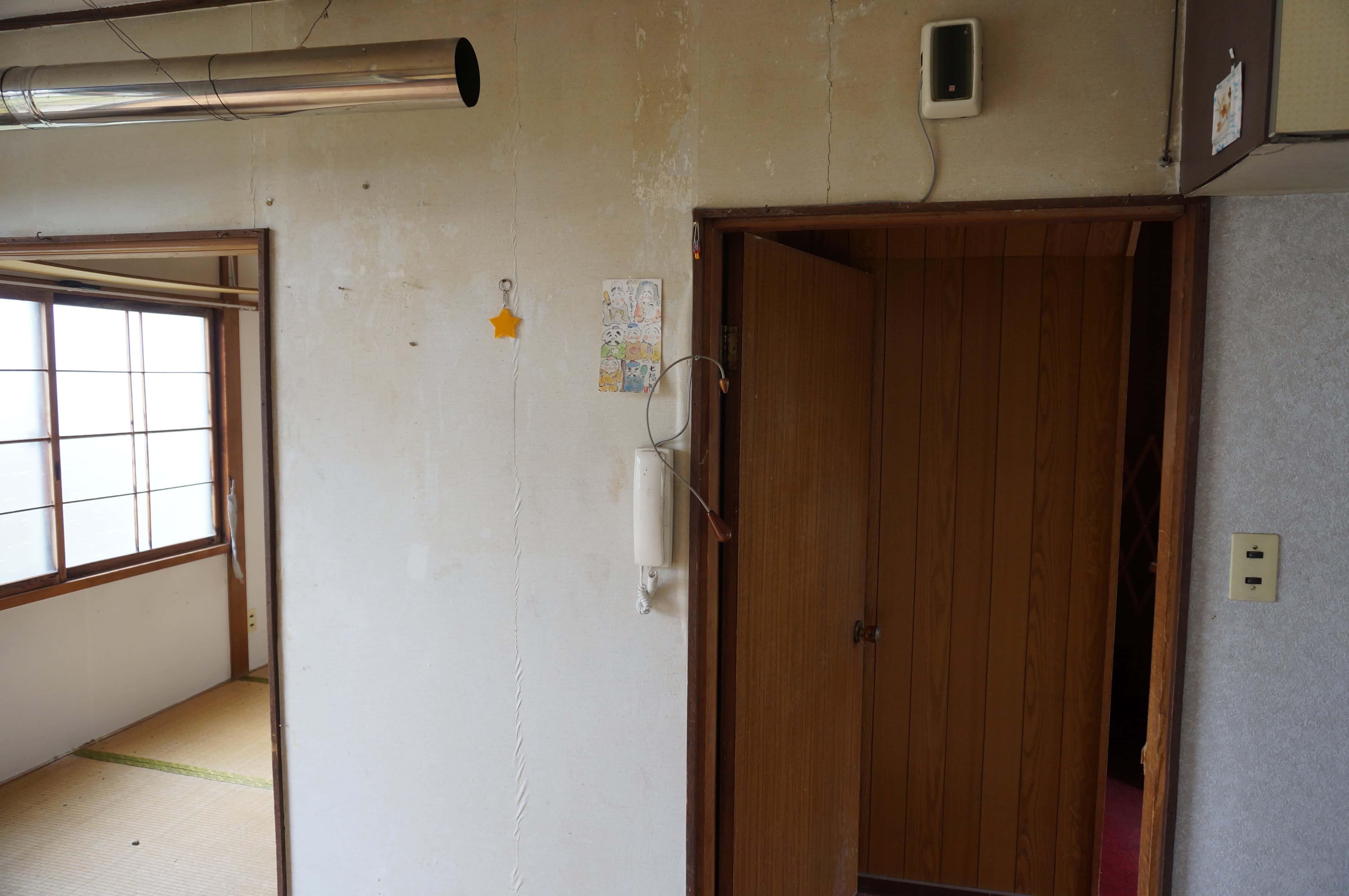 別荘の廊下と開いたドア