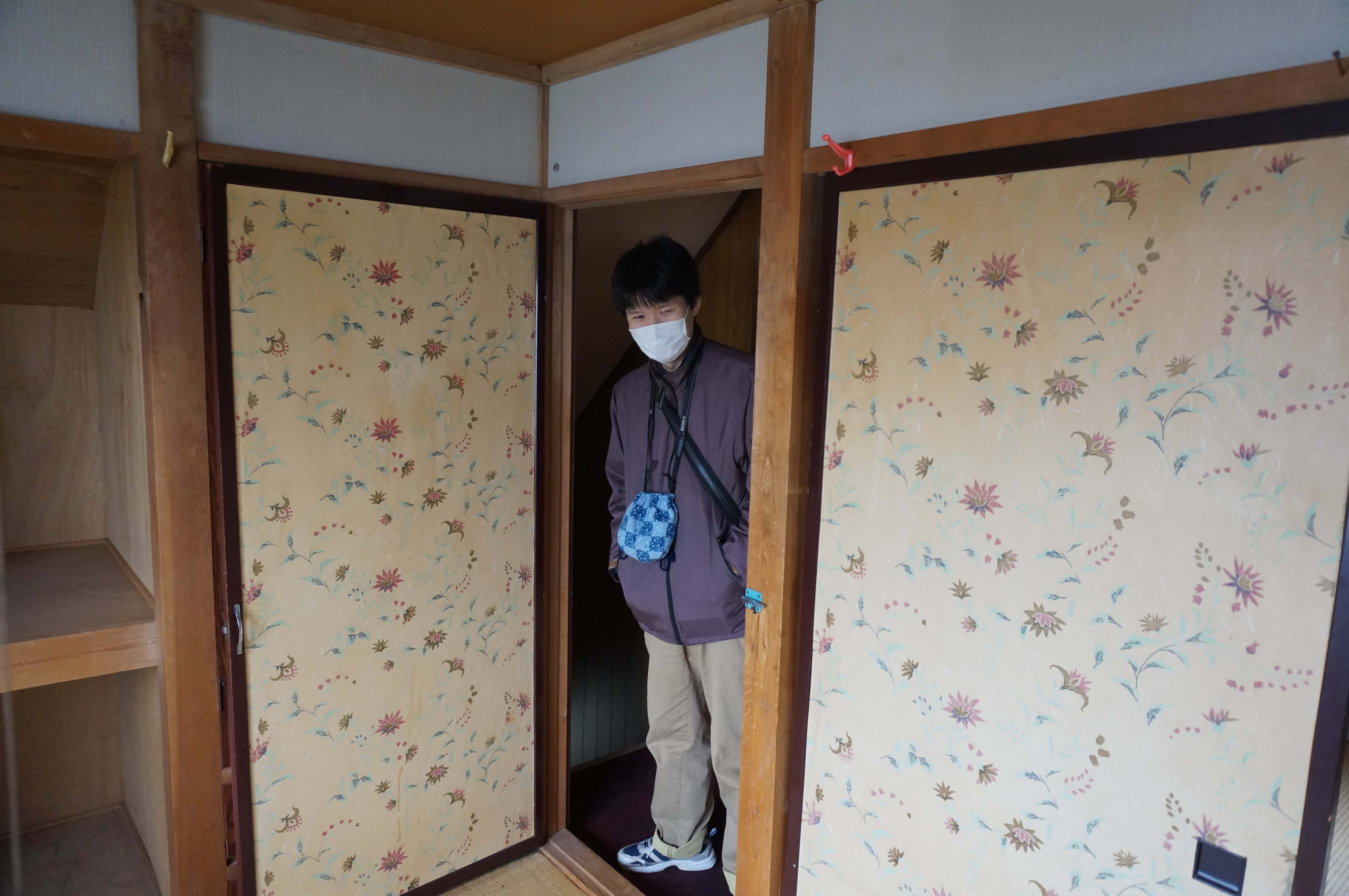 花柄襖の前のマスク姿の友人