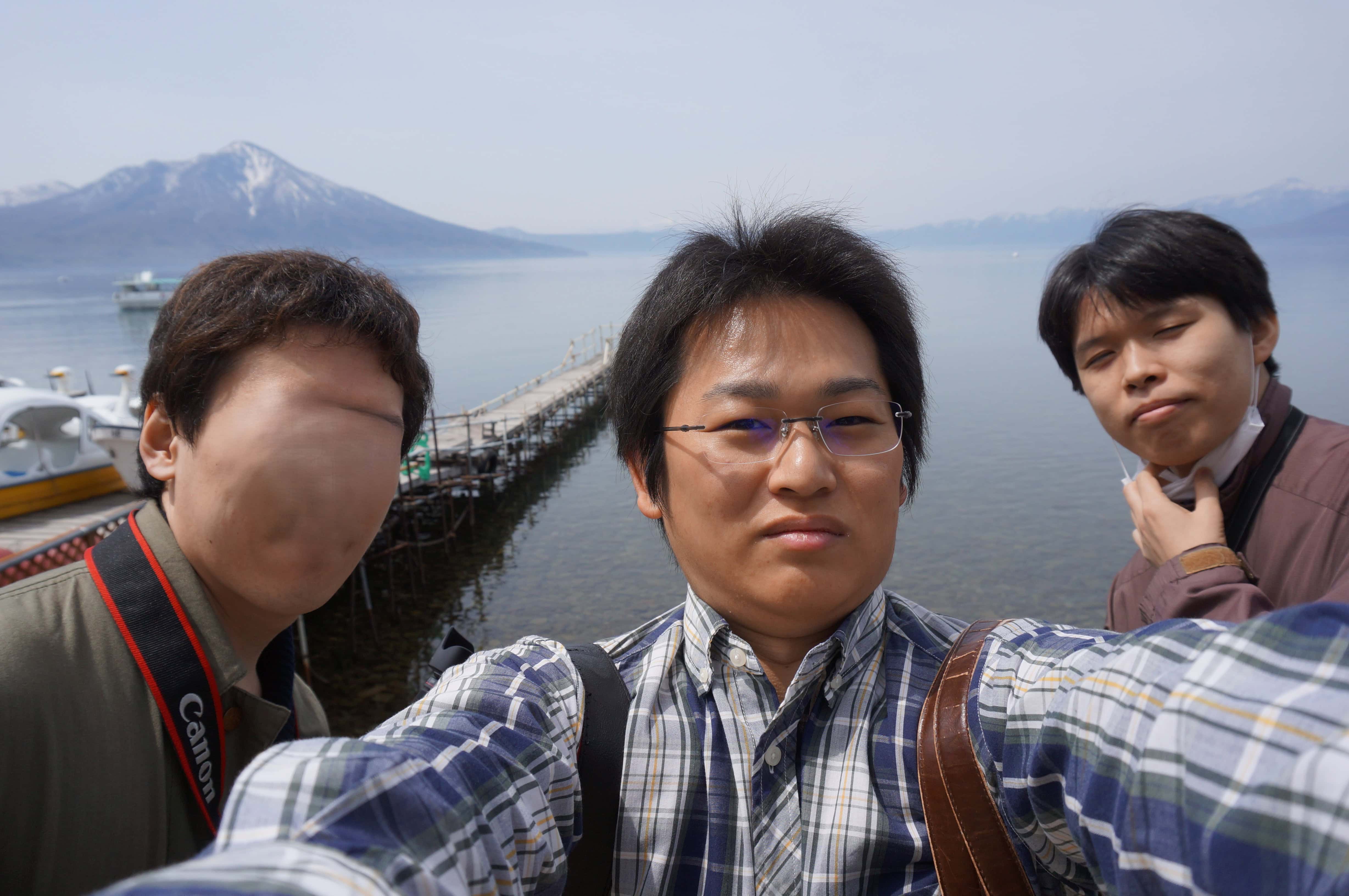 支笏湖畔の桟橋前で友人3人の自撮り