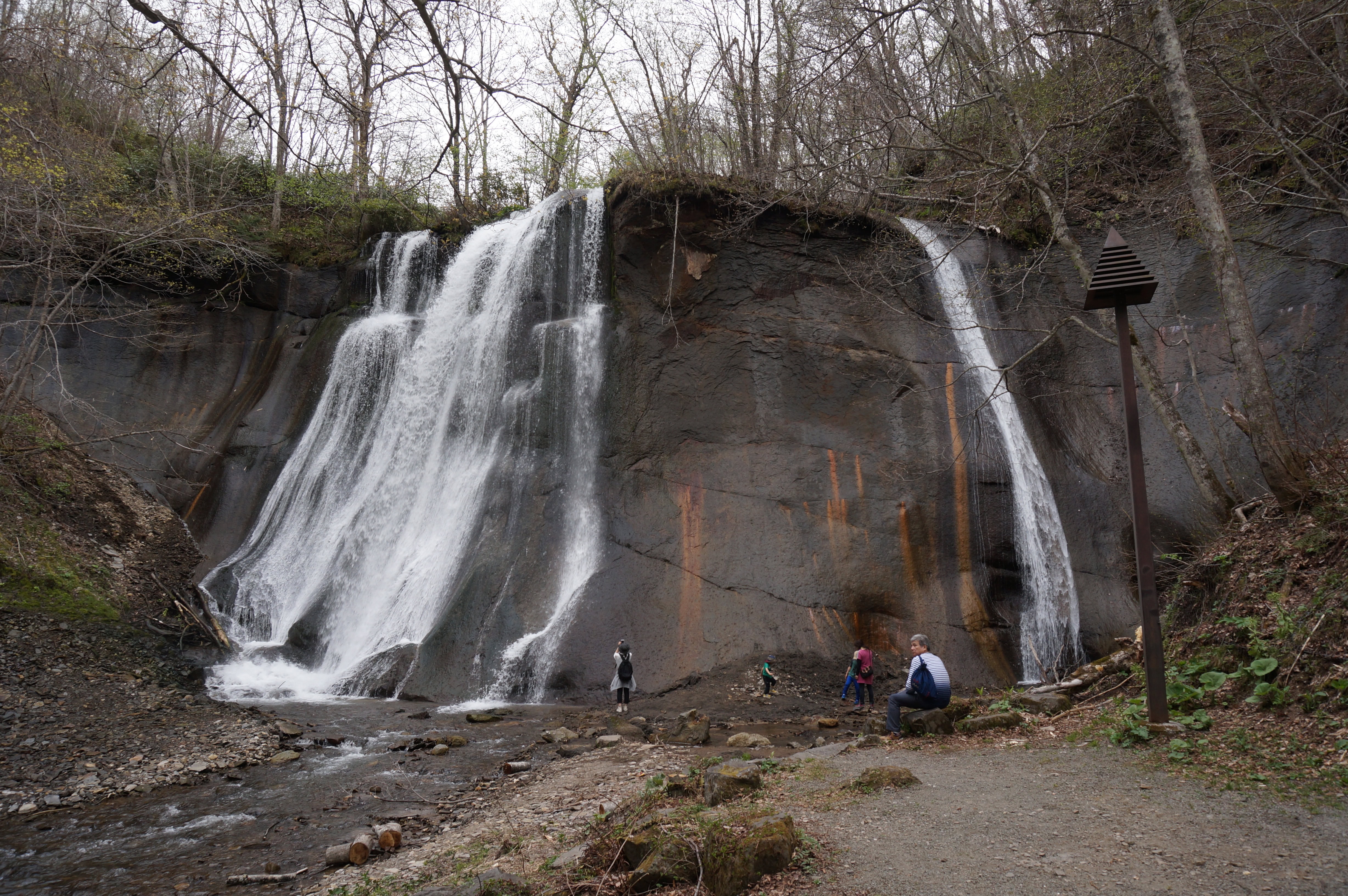 鱒見の滝の全景と滝壺前の観光客