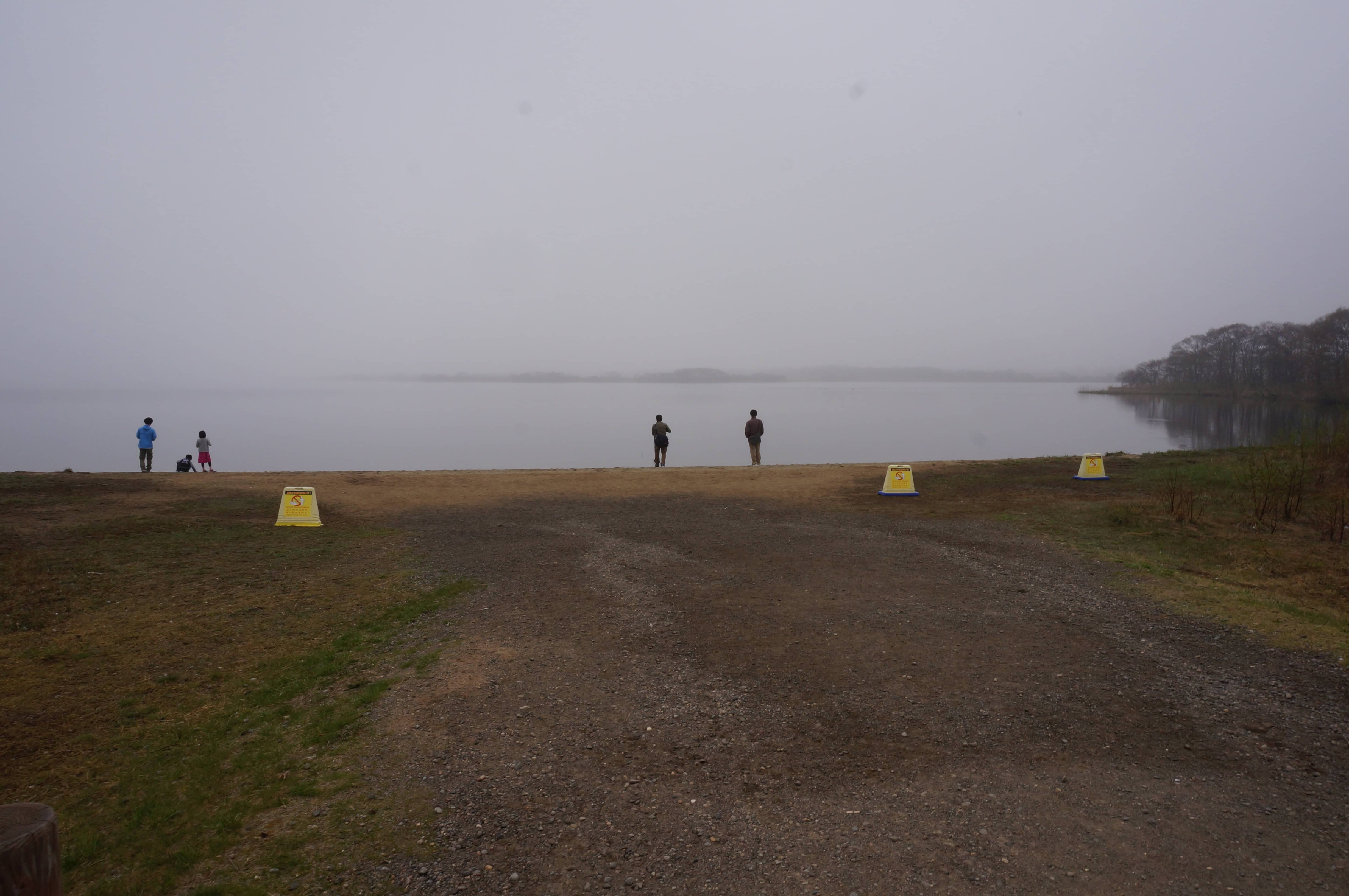ウトナイ湖湖畔と観光客