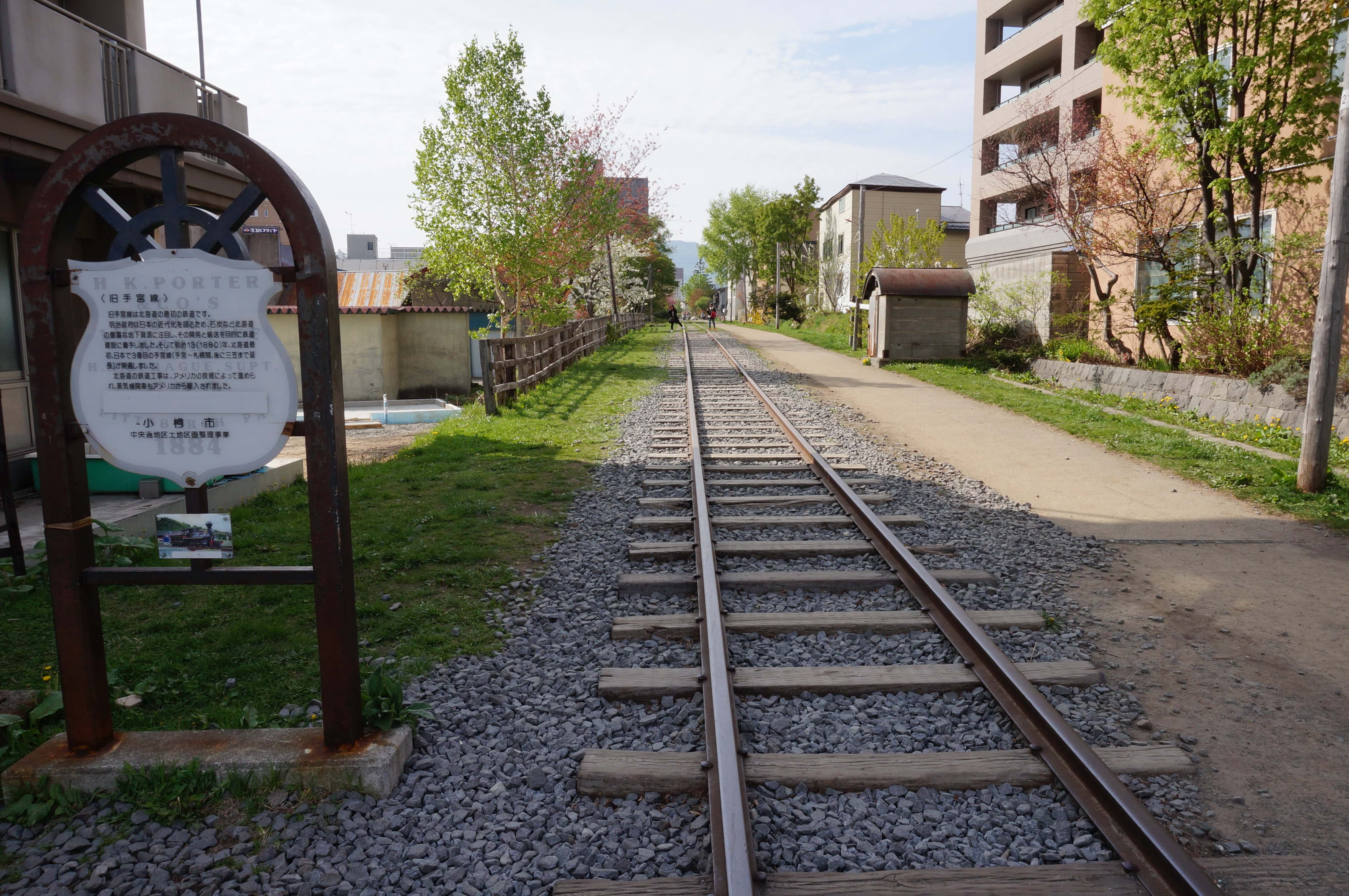 旧手宮線の説明板と線路（住宅地区間2）