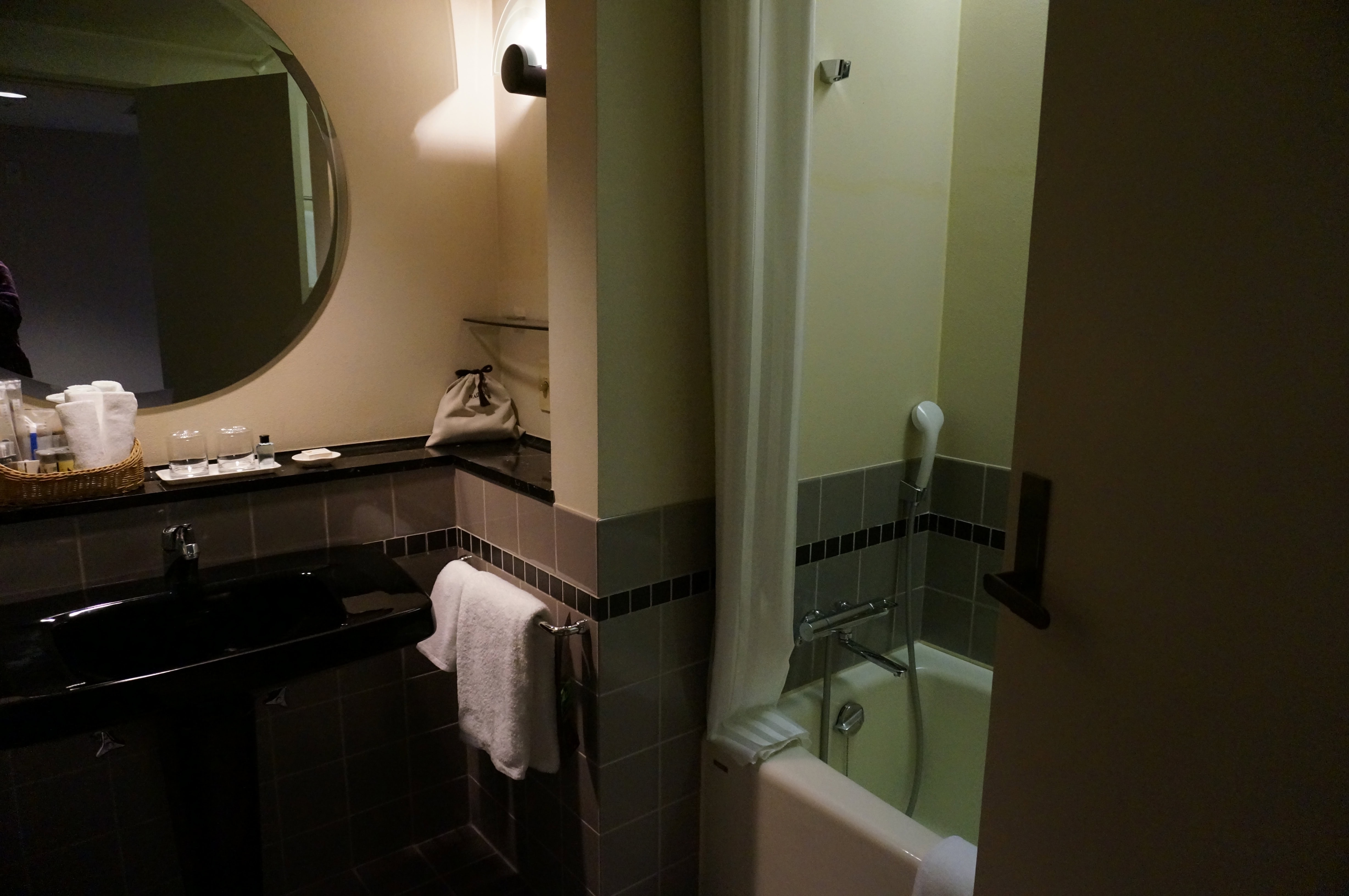 ホテルバスルームシャワーと浴槽