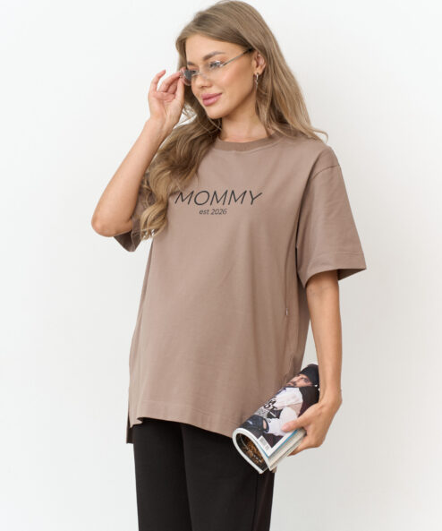Кофейная футболка для мам Mommy est 2026