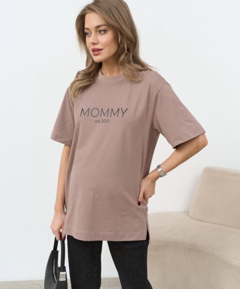 Кофейная футболка для мам Mommy est 2025