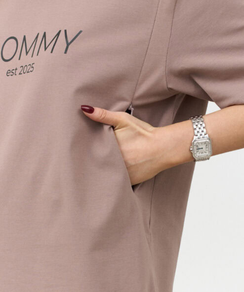 Alternative view of Кофейная футболка для мам Mommy est 2025