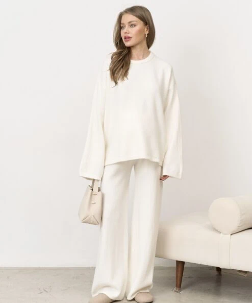 Молочный вязаный костюм с брюками и джемпером Cozy