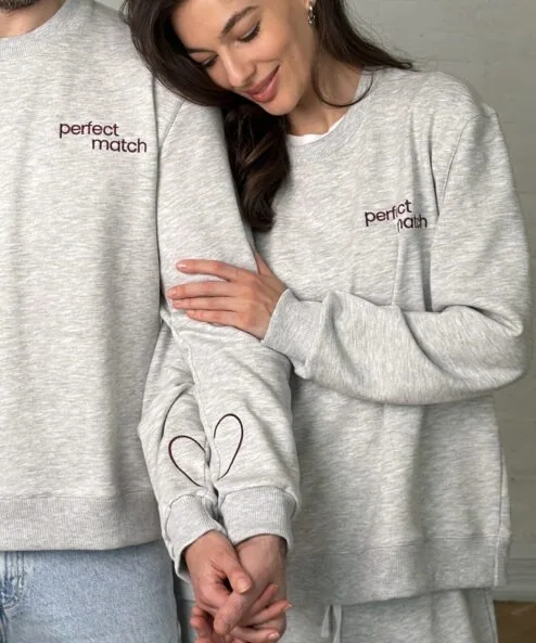Свитшот с бордовой вышивкой Perfect Match