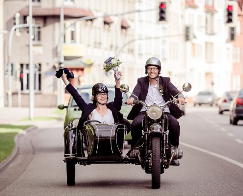 Hochzeitspaar auf Oldtimermotorrad