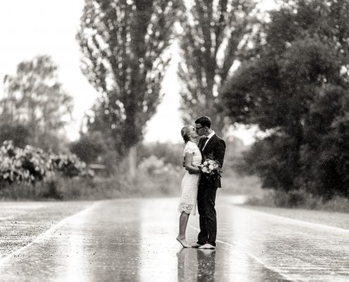 Brautpaar küsst sich barfuß im strömenden Regen Hochzeitsfotograf Andreas Pöcking aus Erfurt