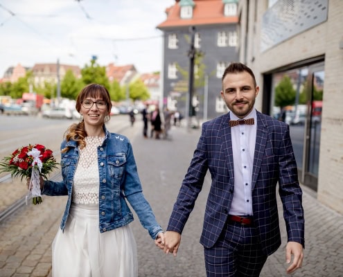 das frisch vermähltes Hochzeitspaar in der Domstraße in Erfurt fotografiert im Laufen mit der EOS R & EF 35mm f/1.4l ii usm