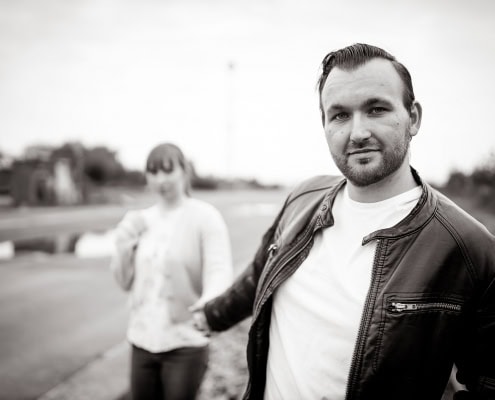 Er im Vordergrund im Fokus, Sie einen Schritt dahinter und schon unscharf dadurch ensteht eine schöne Tiefenwirung Canon EOSR & EF 35mm f/1.4l ii usm