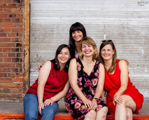4 junge Damen auf der Laderampe am Zughafen in Erfurt