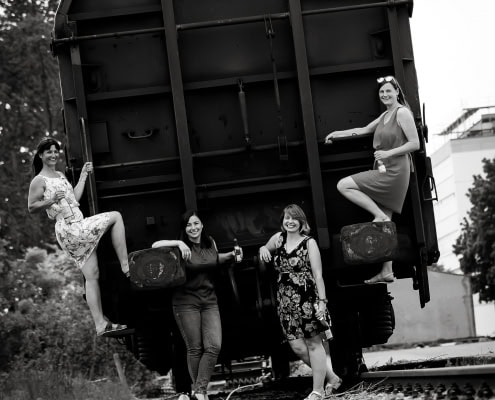 4 Damen auf einem Güterwagon