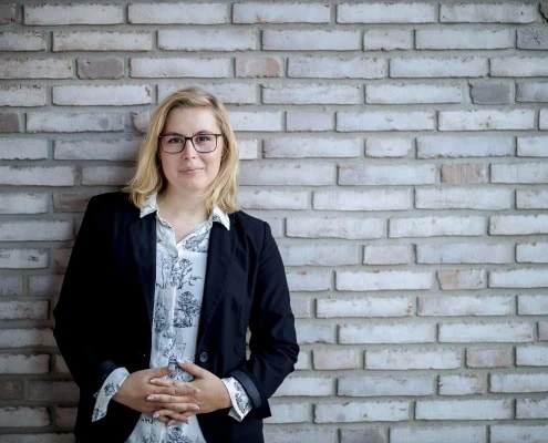 modernes & offenes Business Portrait vor einer hellen Mauer fotografiert mit der Canon EOSR & RF 85mm f/1.2L USM in Thüringen