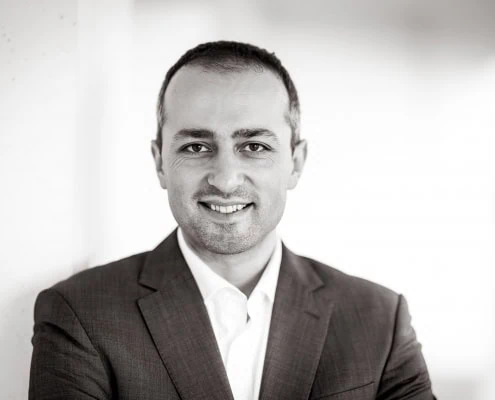 Business Portrait im klassischen Schwarz Weiss fotografiert in Erfurt mit der Canon EOS R6 & RF 85mm f/1.2L USM