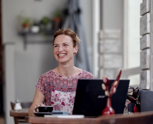 Autorin Julia Herz fotografiert im Cafe Oma Lilo 2022 Canon EOS R6 & RF 85 mm f1.2