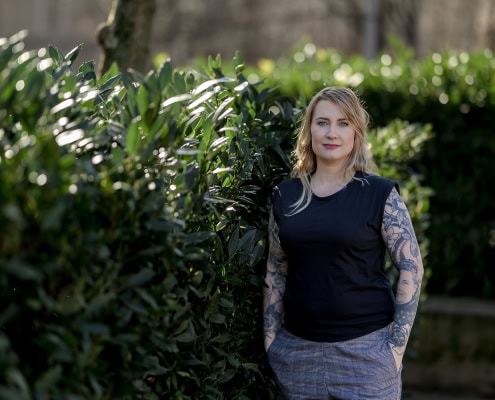 Portrait im Grünen Visagistin Victoria Pfeil, www.schoenheitvomlande.de, fotografiert in Erfurt mit der Canon EOS R6M2 und dem RF 85mm f1.2