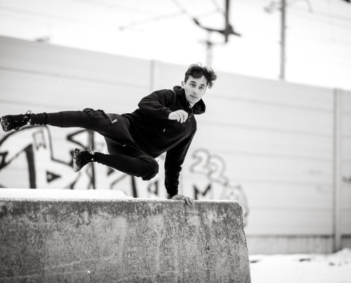 Actionportrait in voller Sprungbewegung beim Parkour fotografiert mit der Canon EOS R6mk2 & dem RF 85mm f1.2 bei Blende 1.2!!!