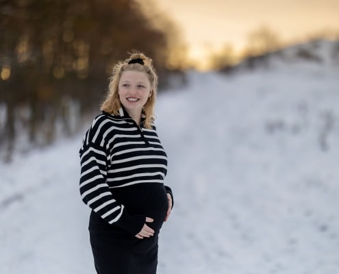 Babybauchportrait in winterlicher Landschaft zum Sonnenuntergang fotografiert mit der Canon EOS R 6 MK II & dem Rf 85mm f1.2 in Erfurt