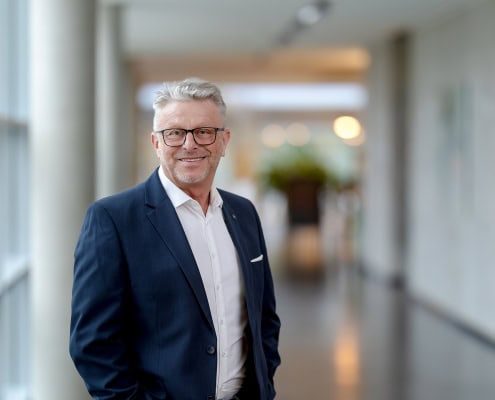 Indoor Businessportrait mit Mischlicht (Tageslicht und Ausleuchtung) fotografiert in Erfurt mit der Canon EOS R6mk2 & dem RF 85mm f1.2