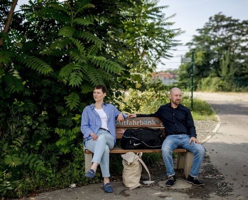 fand ich irgendwie witzig das Liebespaar so auf der Bank zu fotografieren | Canon EOS R6 Mark II & Sigma Art 50mm f1.4