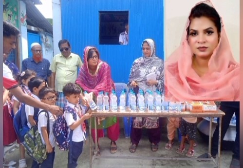 নারী কাউন্সিলর প্রার্থী মলি আক্তার রিতার উদ্যোগে শিক্ষার্থীদের মাঝে বিশুদ্ধ পানি, স্যালাইন বিতরণ।