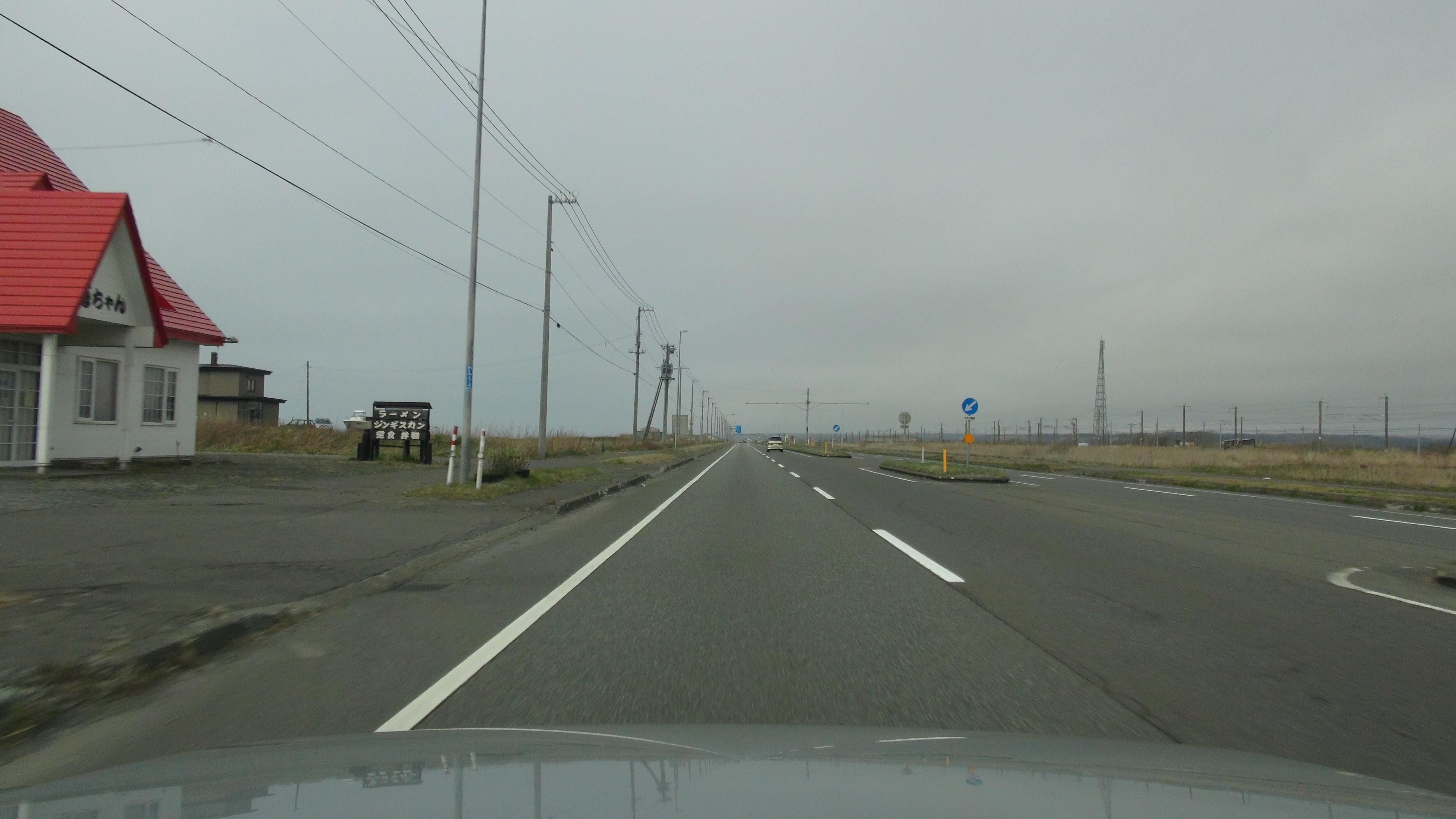 道路沿いのラーメンジンギスカン食堂