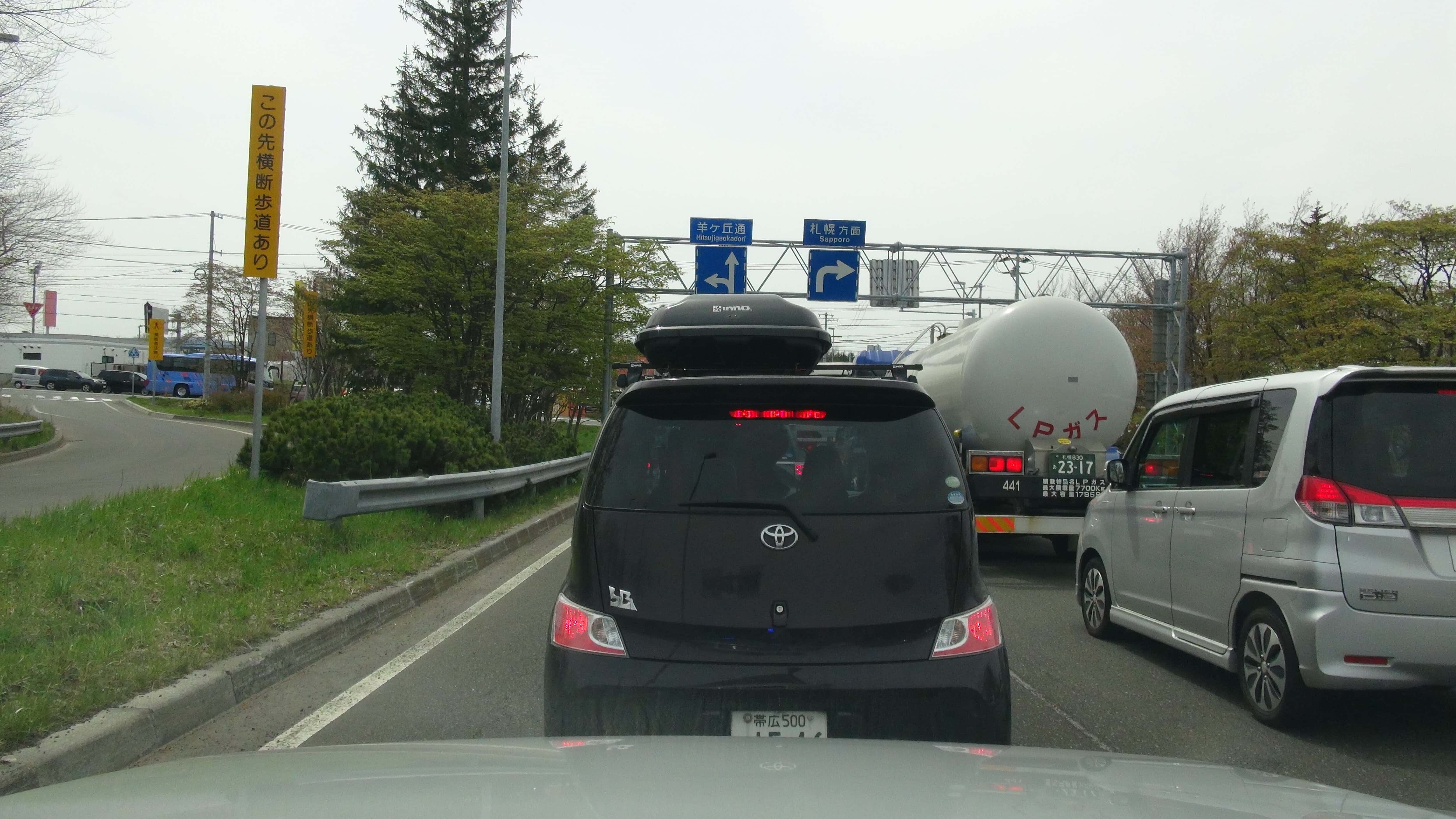 市街地交差点の渋滞