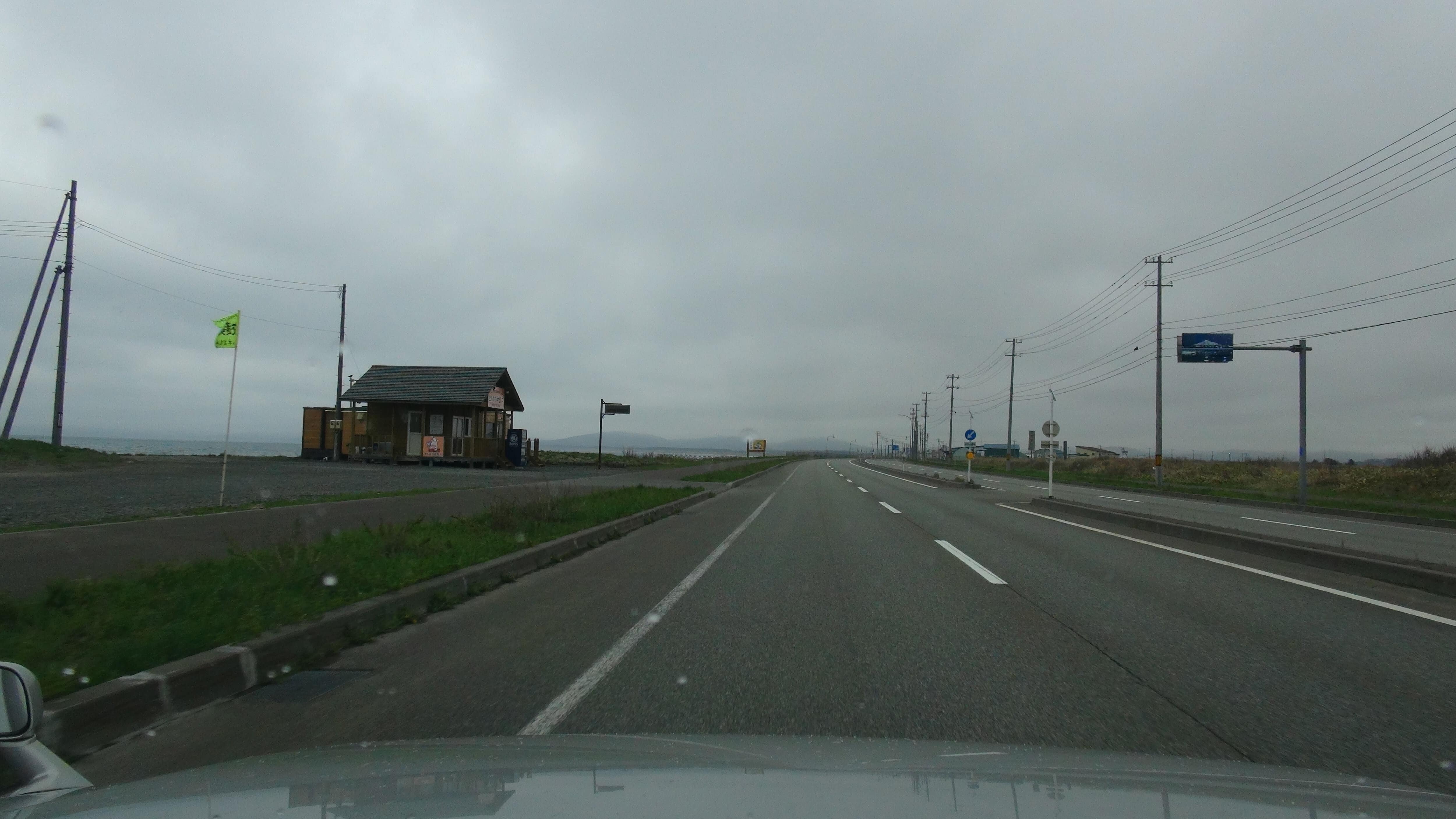 車窓から見た宗谷方面への直線道路(平原)