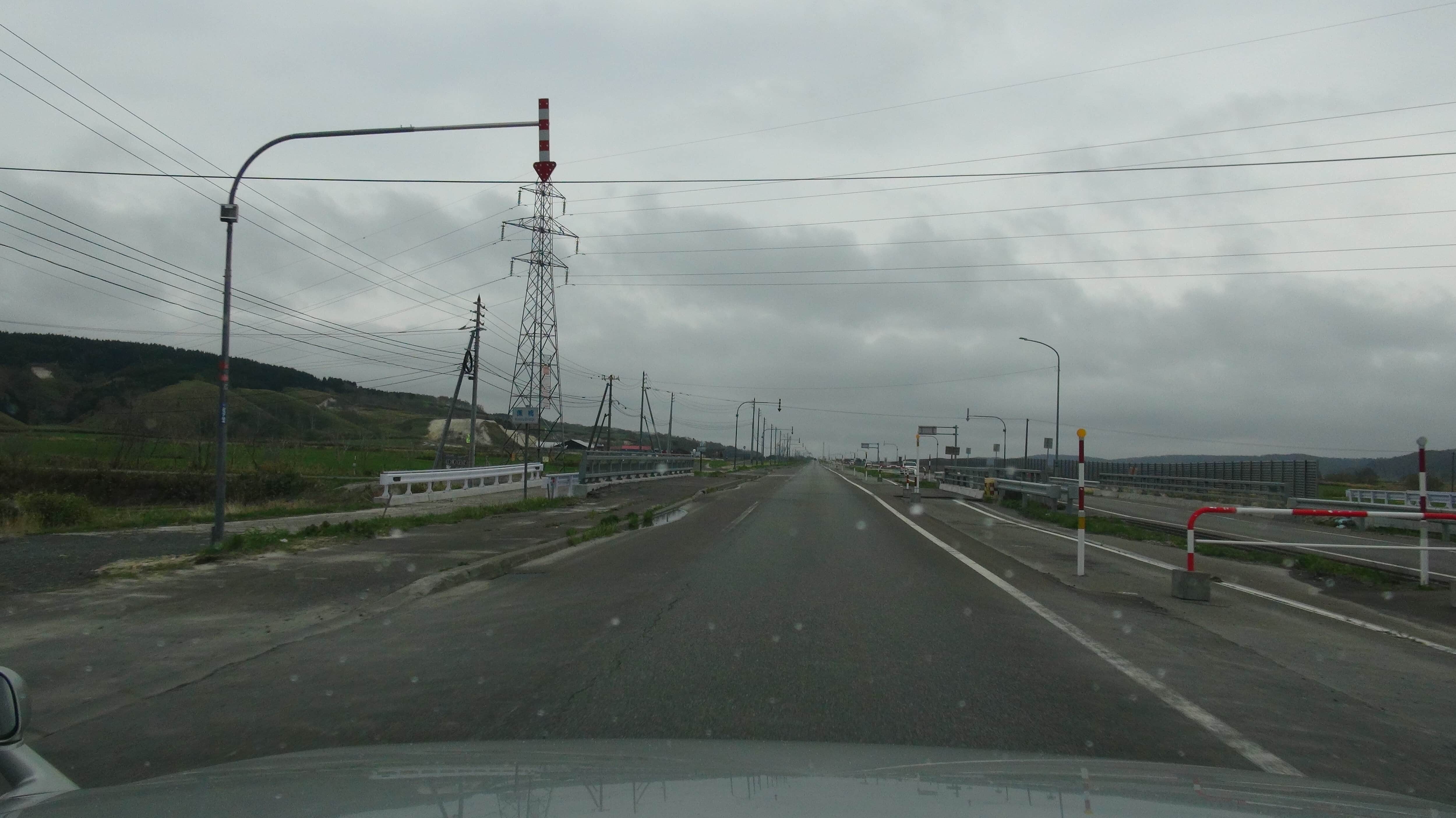 車窓から見た北海道の樹木の田舎道
