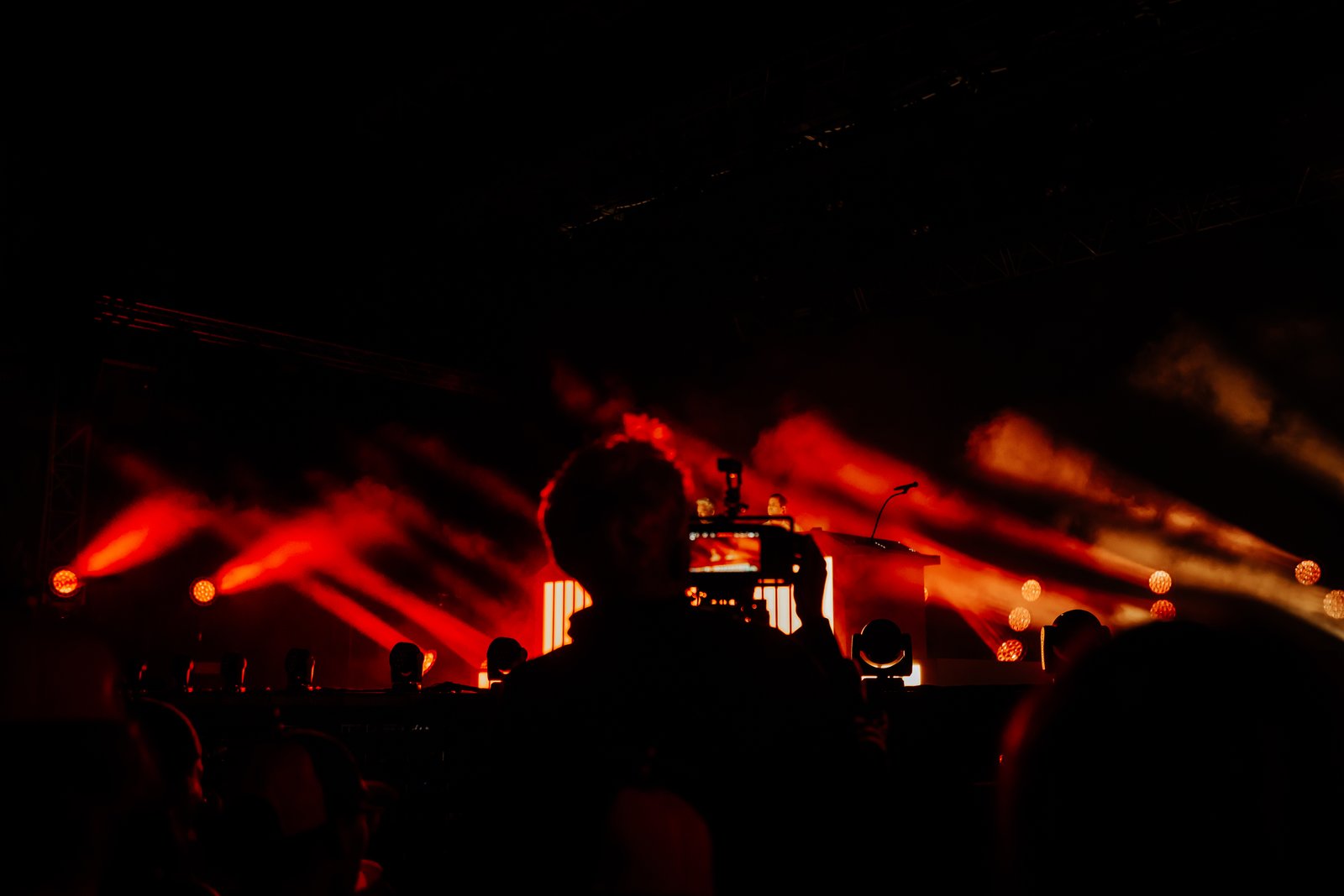 Mes reportages photo et vidéo à Annecy mettent en lumière des artistes avec une approche authentique et professionnelle