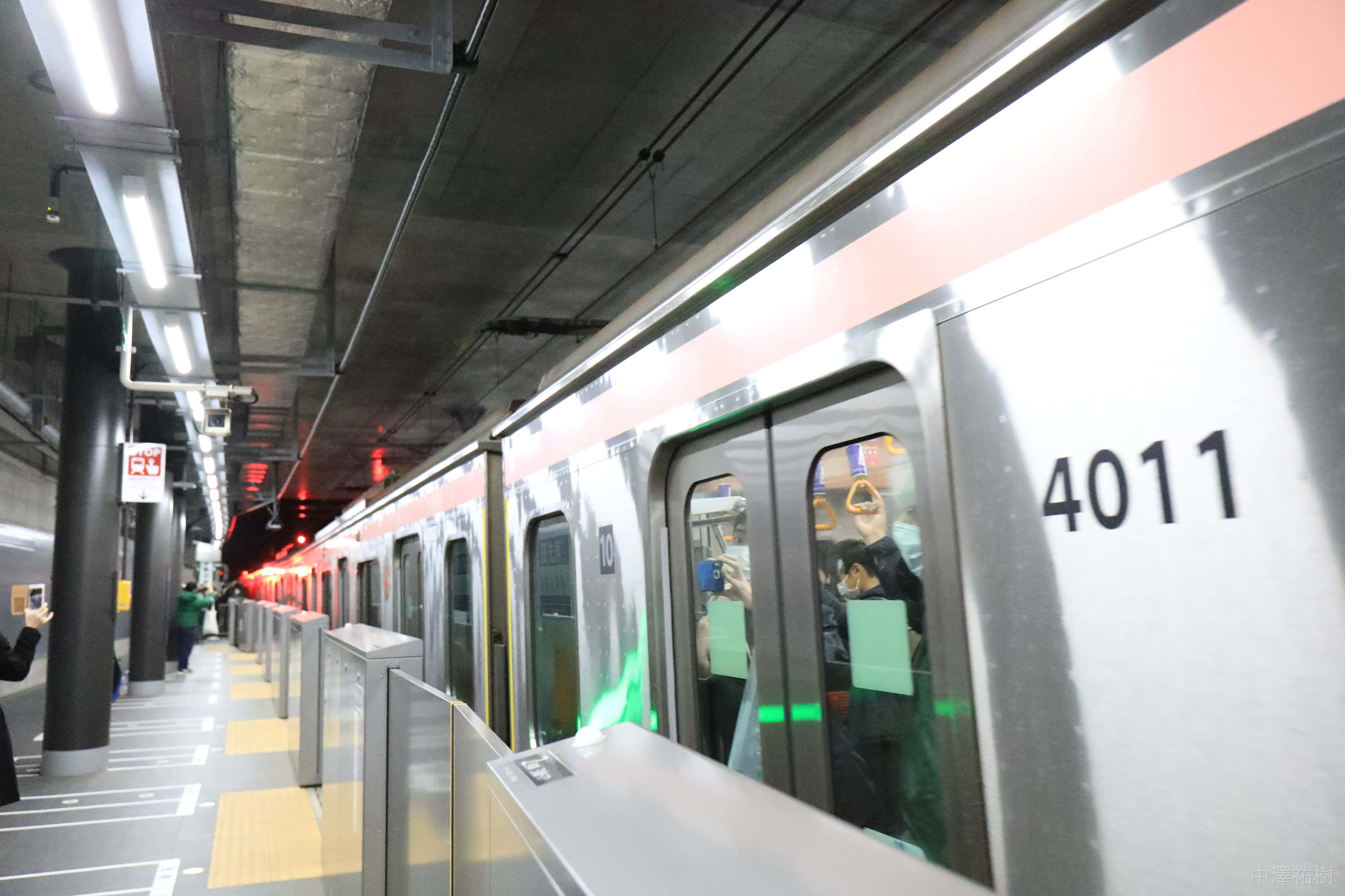 上り1番列車が発車していく様子５