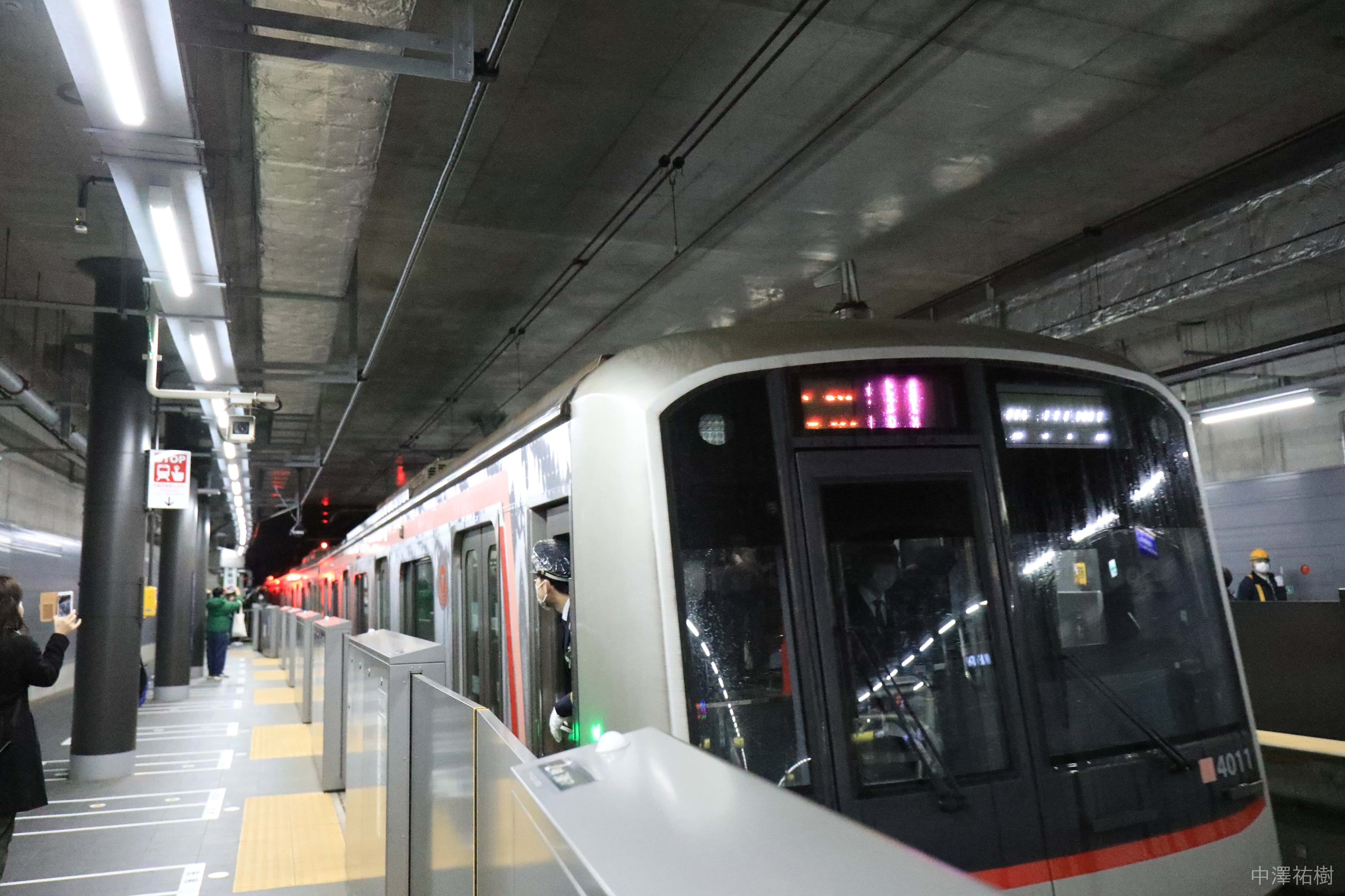上り1番列車が去っていく様子１（後部車両撮影）