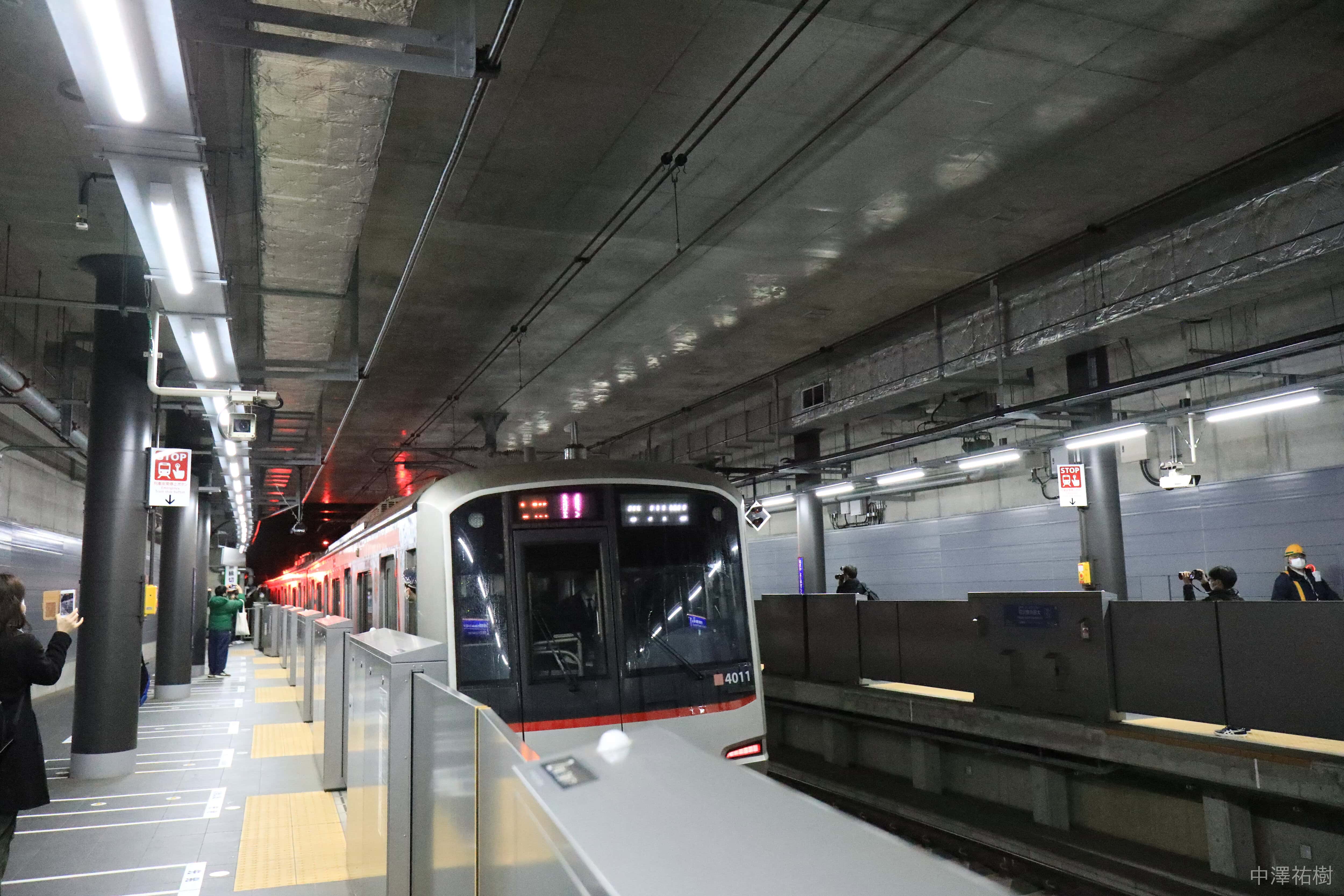 上り1番列車が去っていく様子２（後部車両撮影）