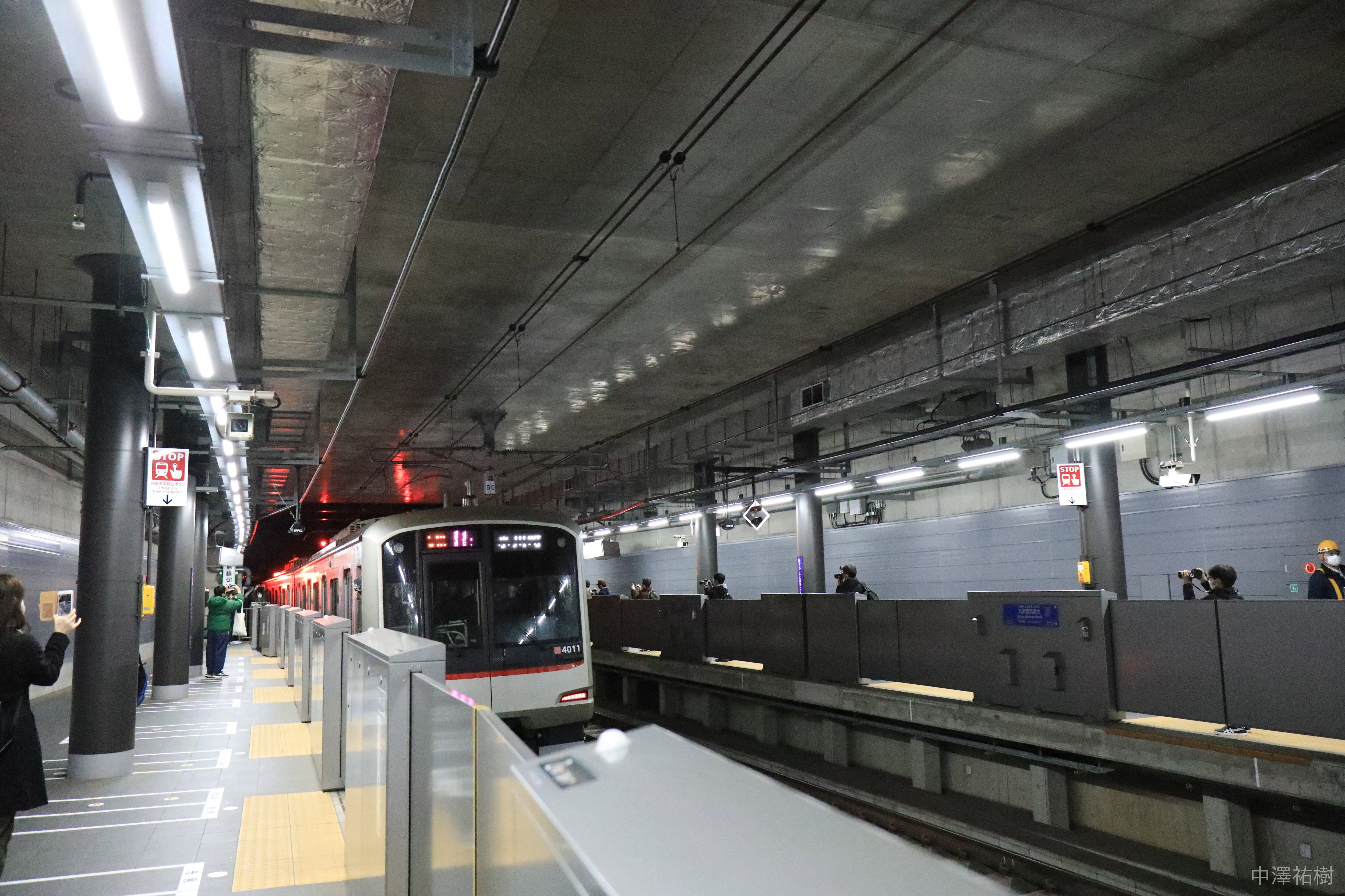 上り1番列車が去っていく様子３（後部車両撮影）